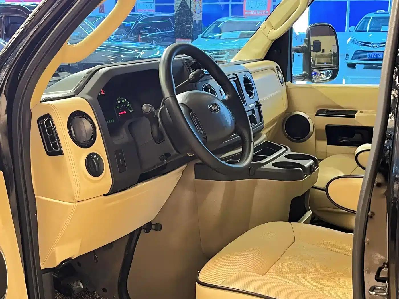 2011 Ford E350 5.4L Standard Yacht Edition — миниатюра 7