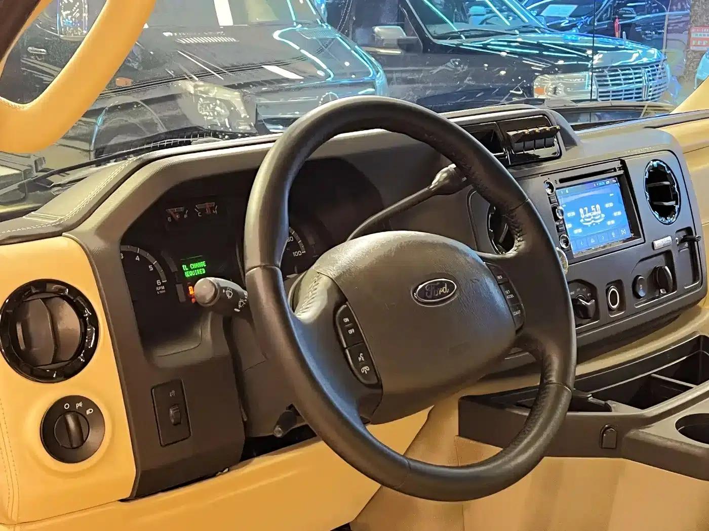 2011 Ford E350 5.4L Standard Yacht Edition — миниатюра 8