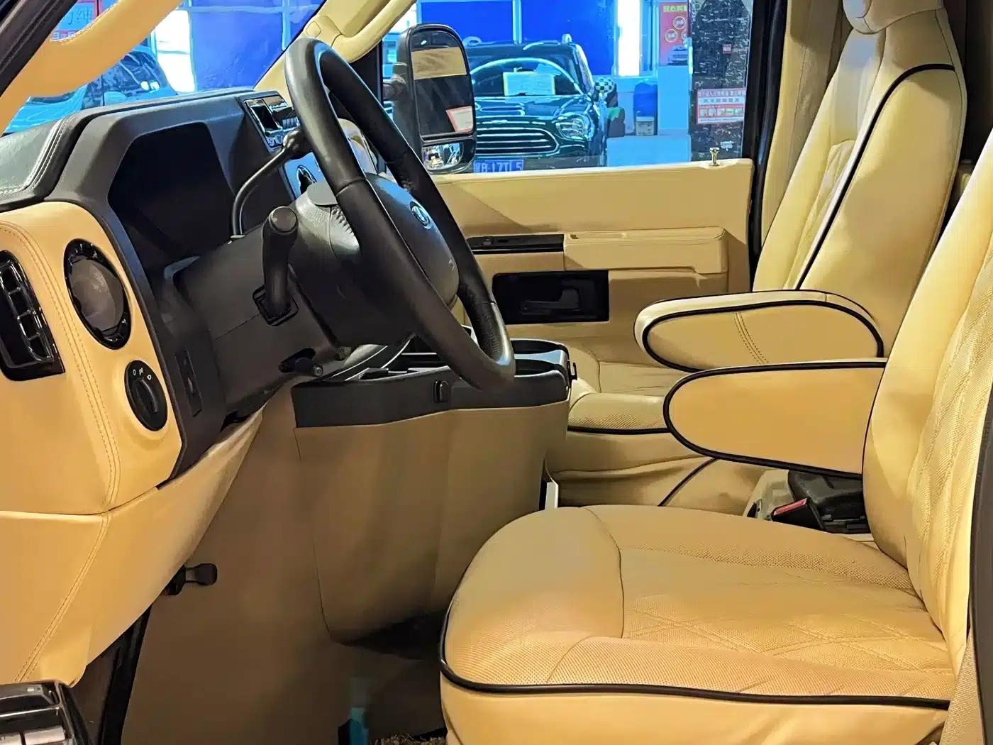 2011 Ford E350 5.4L Standard Yacht Edition — миниатюра 9
