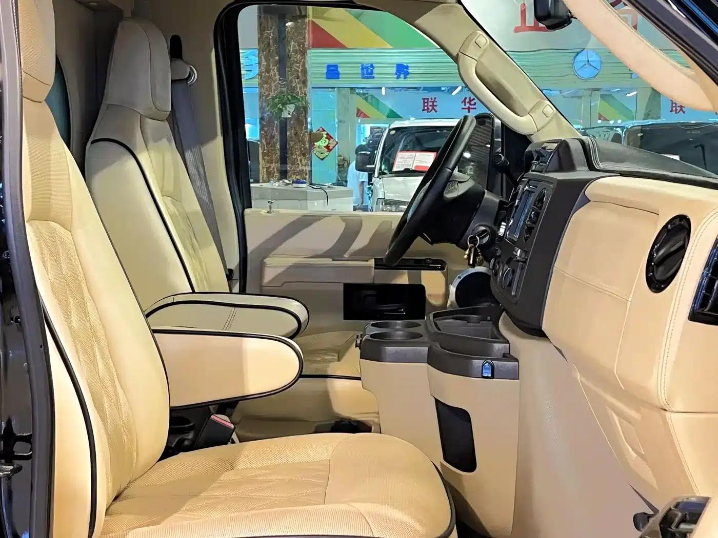 2011 Ford E350 5.4L Standard Yacht Edition — миниатюра 10