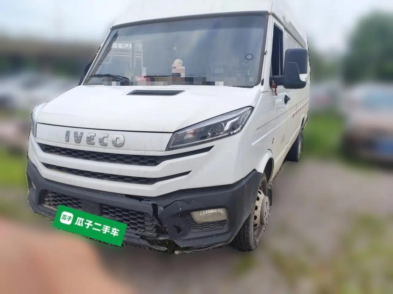 Iveco Daily 2023 2.8T V40 Van Long Wheelbase Mid-Roof Design Dual Tires Side-Swing Doors 2-3 Seater — миниатюра 1