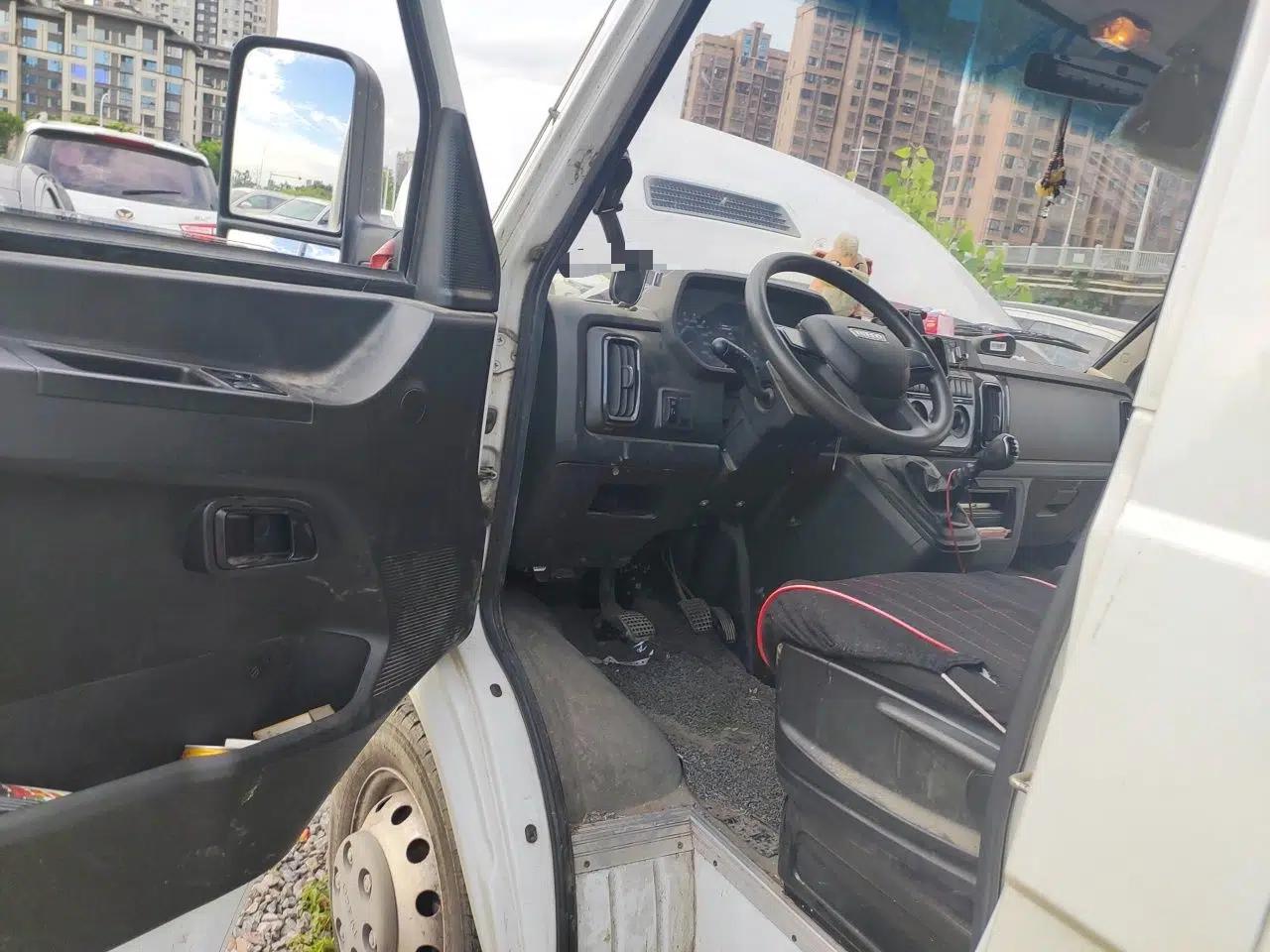 Iveco Daily 2023 2.8T V40 Van Long Wheelbase Mid-Roof Design Dual Tires Side-Swing Doors 2-3 Seater — миниатюра 16