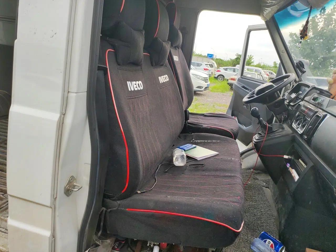 Iveco Daily 2023 2.8T V40 Van Long Wheelbase Mid-Roof Design Dual Tires Side-Swing Doors 2-3 Seater — миниатюра 17