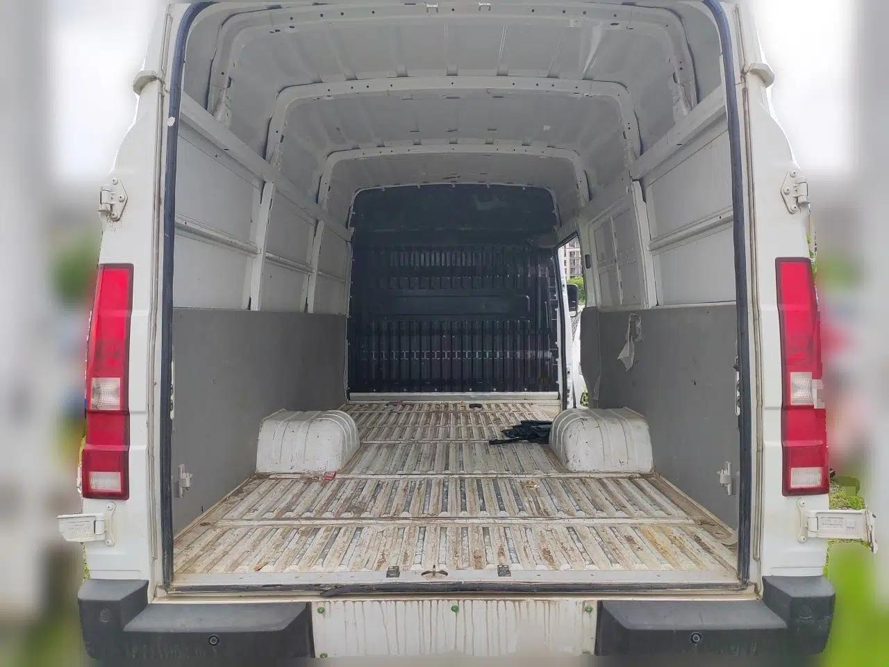 Iveco Daily 2023 2.8T V40 Van Long Wheelbase Mid-Roof Design Dual Tires Side-Swing Doors 2-3 Seater — миниатюра 19