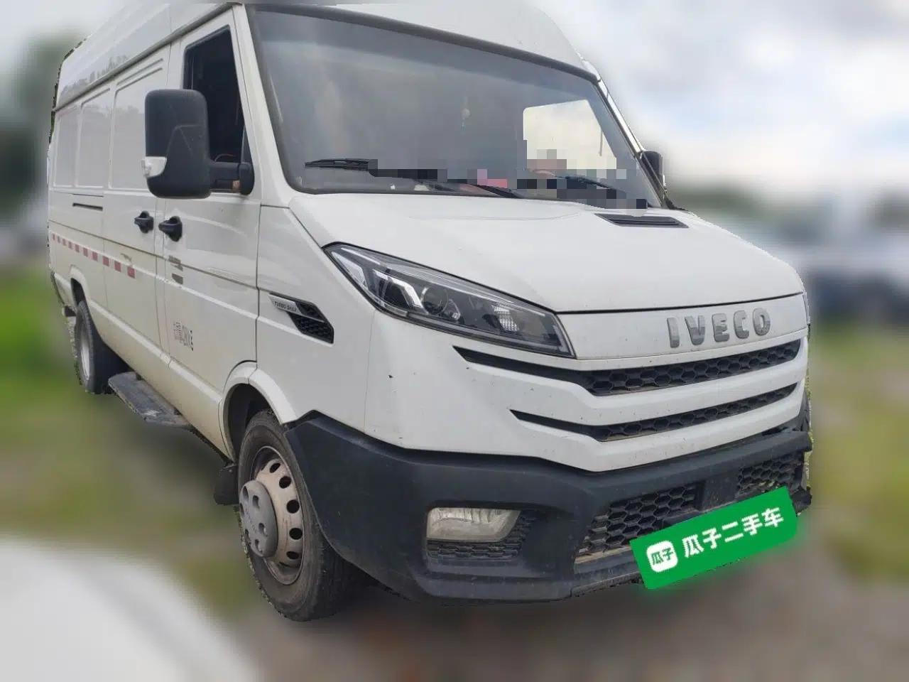 Iveco Daily 2023 2.8T V40 Van Long Wheelbase Mid-Roof Design Dual Tires Side-Swing Doors 2-3 Seater — миниатюра 3