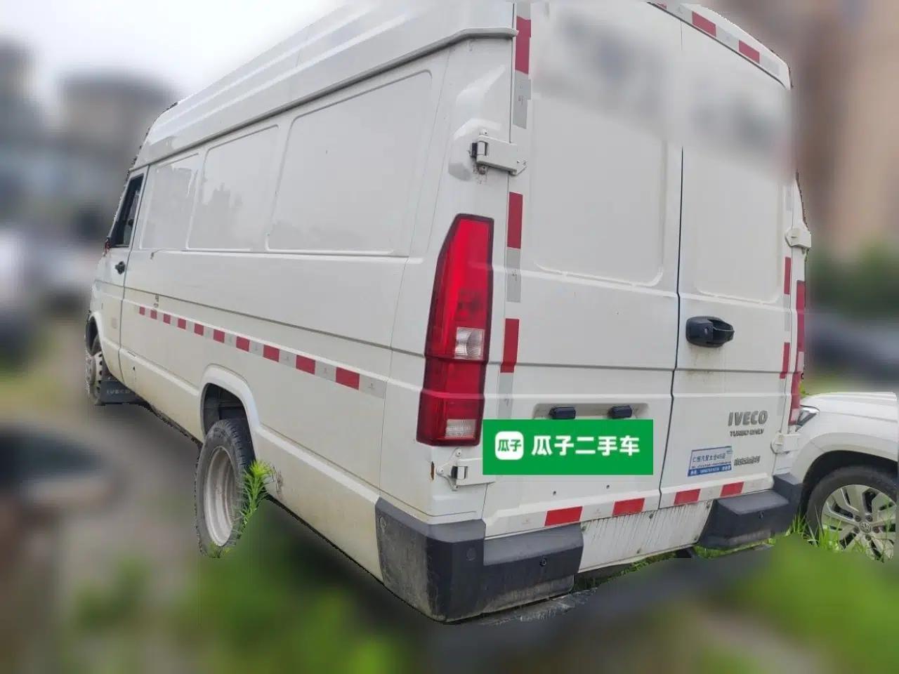 Iveco Daily 2023 2.8T V40 Van Long Wheelbase Mid-Roof Design Dual Tires Side-Swing Doors 2-3 Seater — миниатюра 4