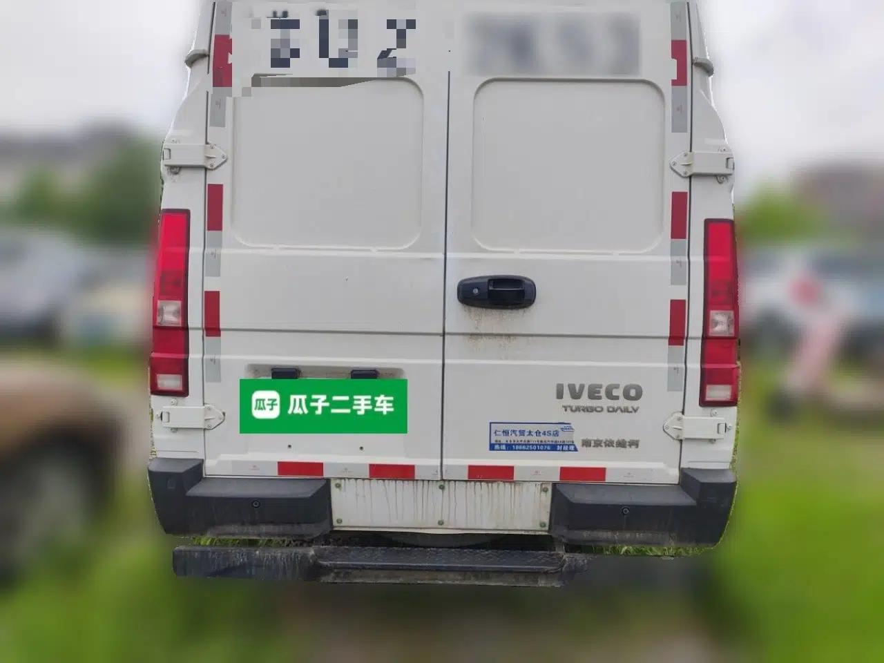 Iveco Daily 2023 2.8T V40 Van Long Wheelbase Mid-Roof Design Dual Tires Side-Swing Doors 2-3 Seater — миниатюра 5
