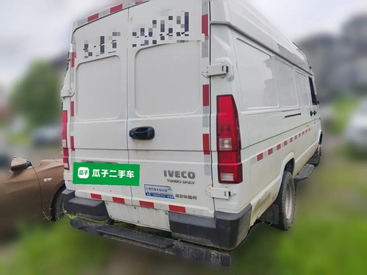 Iveco Daily 2023 2.8T V40 Van Long Wheelbase Mid-Roof Design Dual Tires Side-Swing Doors 2-3 Seater — миниатюра 6