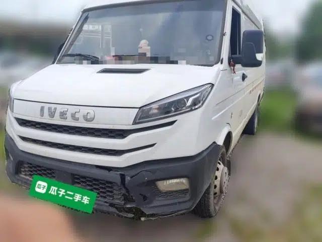 Iveco Daily 2023 2.8T V40 Van Long Wheelbase Mid-Roof Design Dual Tires Side-Swing Doors 2-3 Seater
