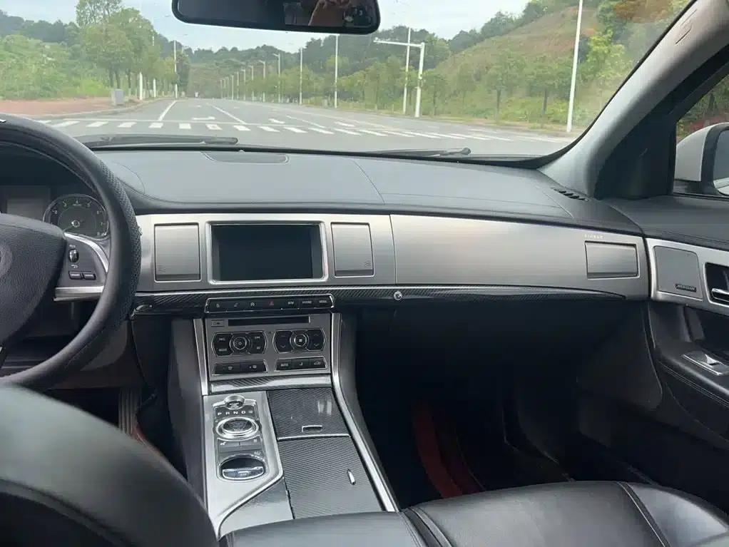 2014 Jaguar XF 2.0T Luxury Edition — миниатюра 9