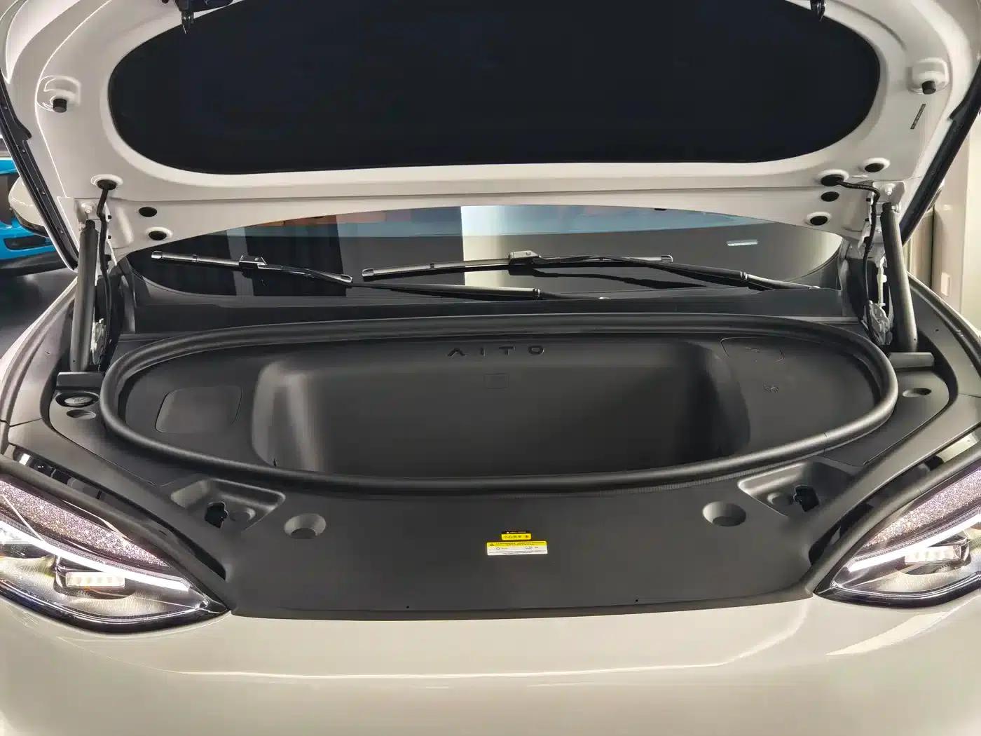 Wenjie M6 2026 Pure Electric Max+ Long Range Edition — миниатюра 31
