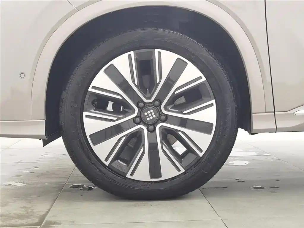 Blue Electric E5 PLUS 2026 Standard Range All-Wheel Drive Performance Ultra — миниатюра 17