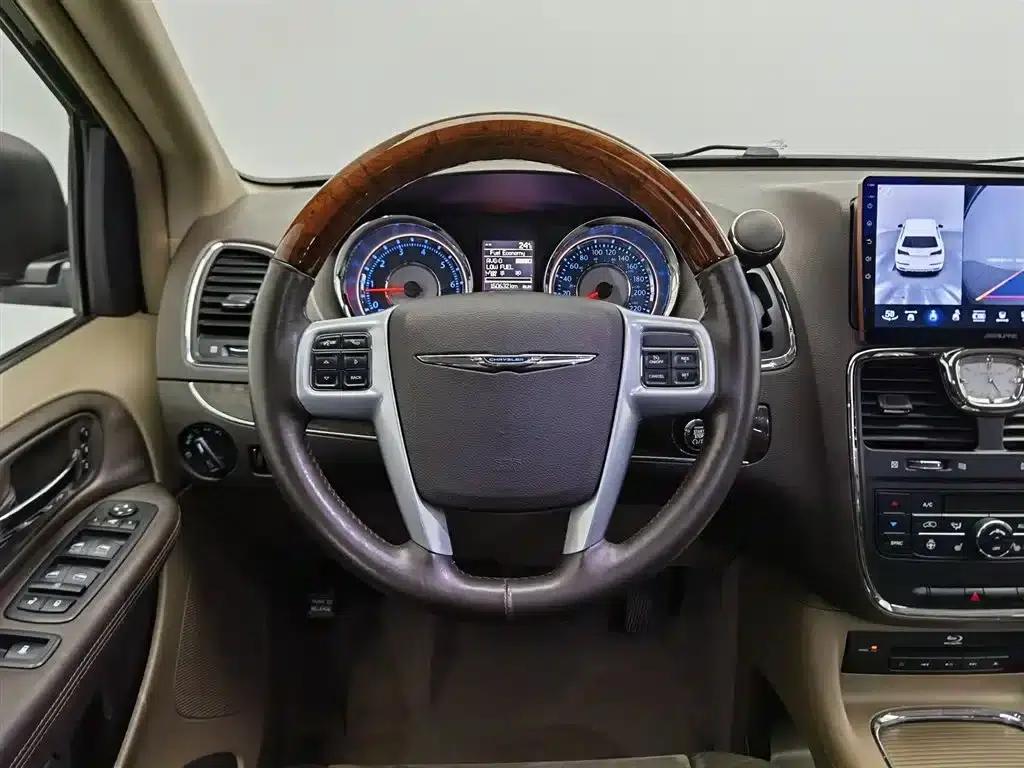 2013 Imported Grand Voyager 3.6L Luxury Edition — миниатюра 11