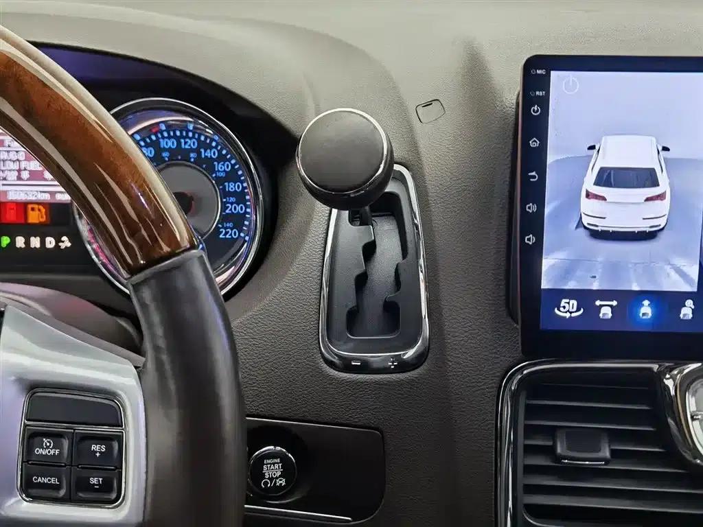 2013 Imported Grand Voyager 3.6L Luxury Edition — миниатюра 13