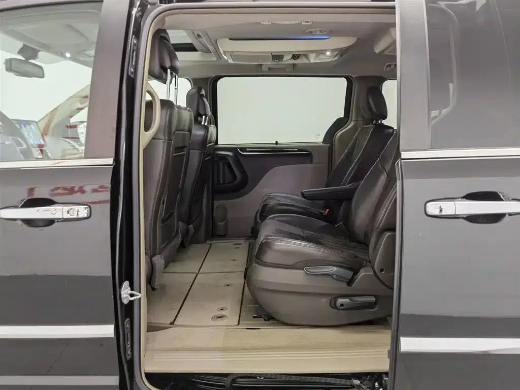 2013 Imported Grand Voyager 3.6L Luxury Edition — миниатюра 15