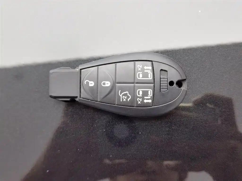 2013 Imported Grand Voyager 3.6L Luxury Edition — миниатюра 19