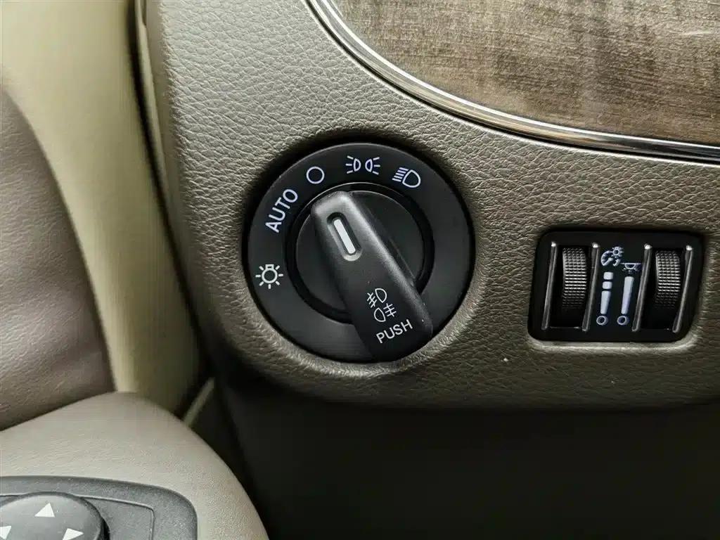2013 Imported Grand Voyager 3.6L Luxury Edition — миниатюра 21