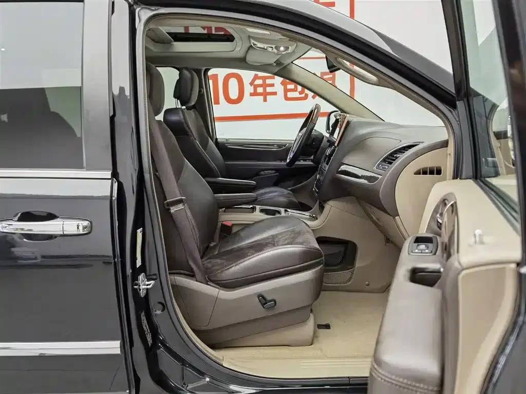 2013 Imported Grand Voyager 3.6L Luxury Edition — миниатюра 23