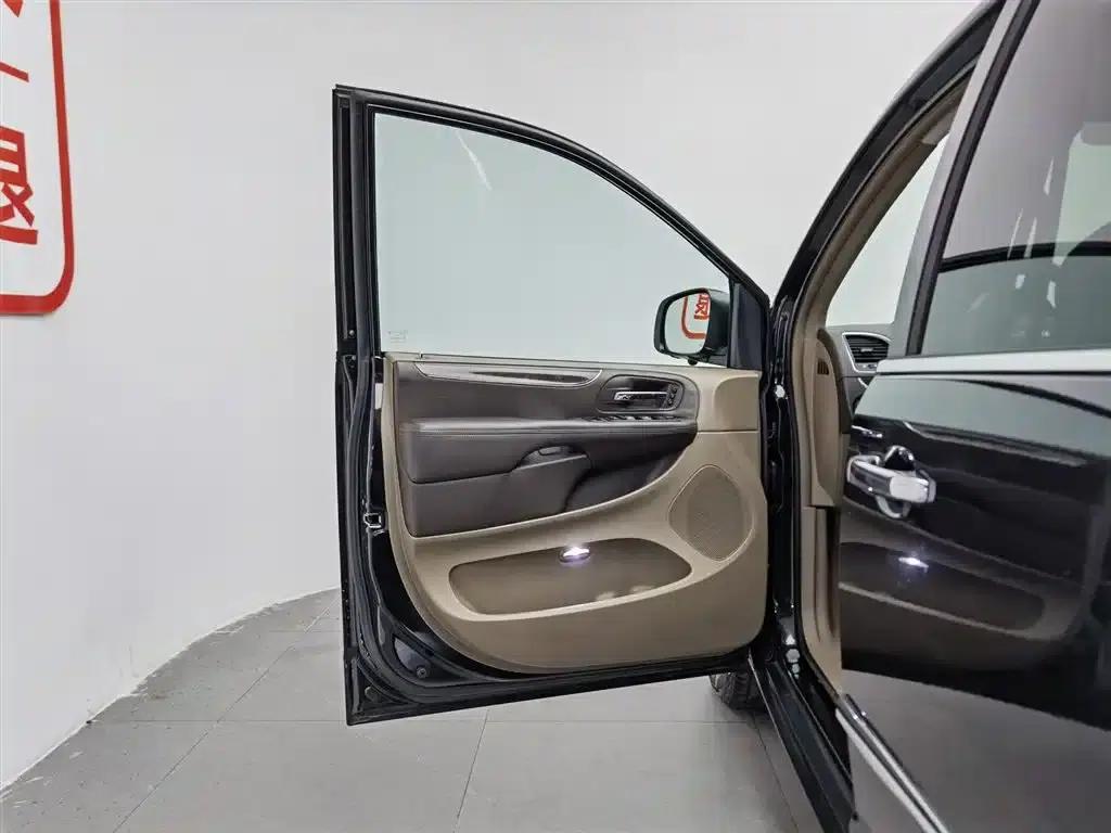 2013 Imported Grand Voyager 3.6L Luxury Edition — миниатюра 8