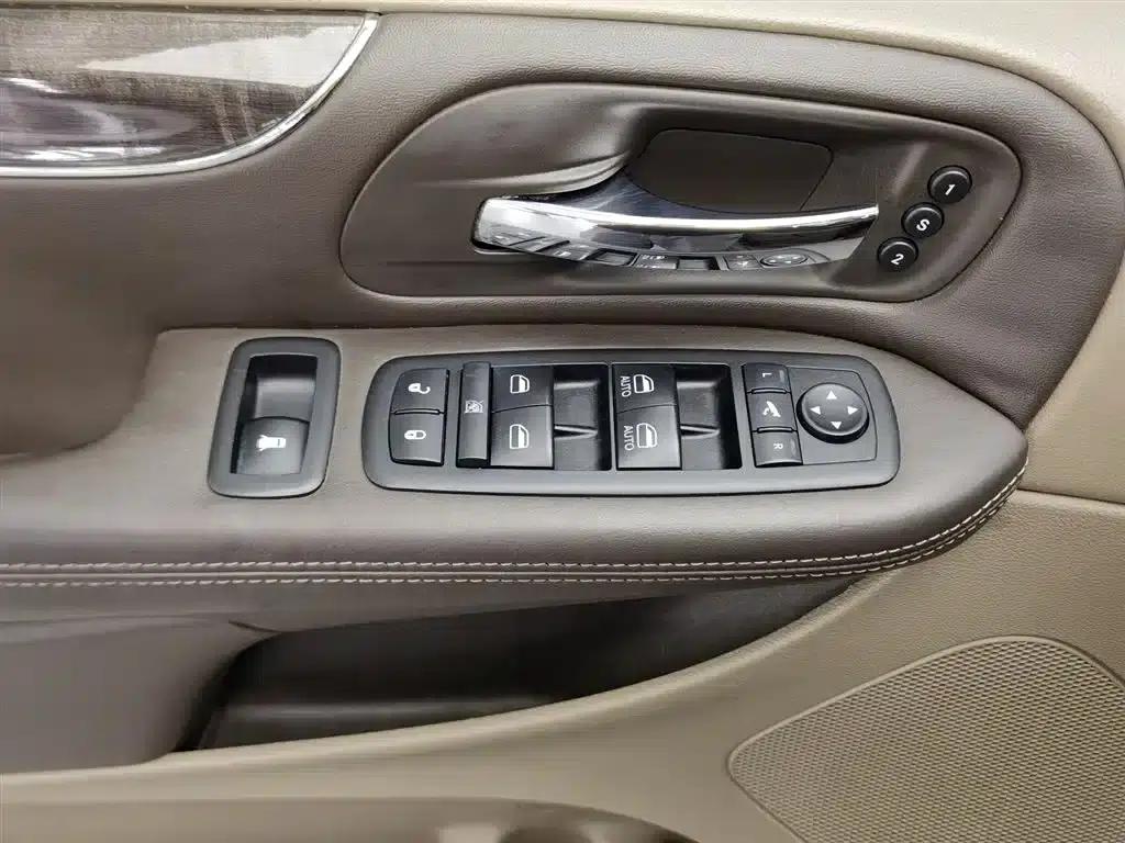 2013 Imported Grand Voyager 3.6L Luxury Edition — миниатюра 9