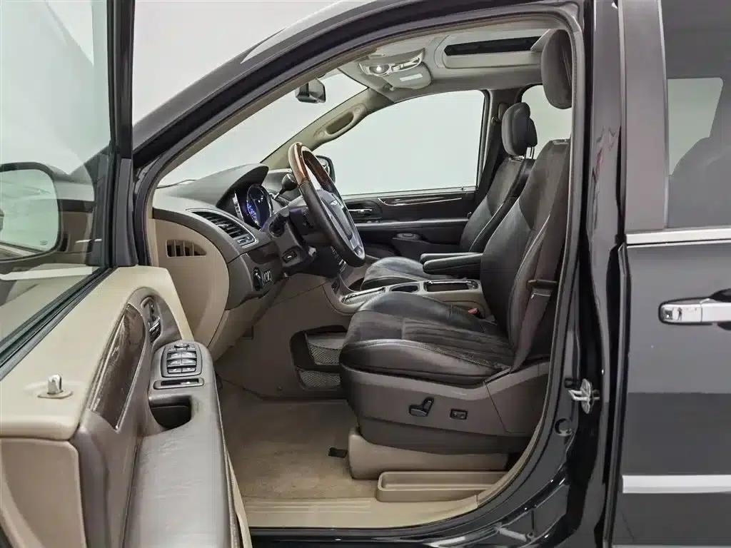 2013 Imported Grand Voyager 3.6L Luxury Edition — миниатюра 10