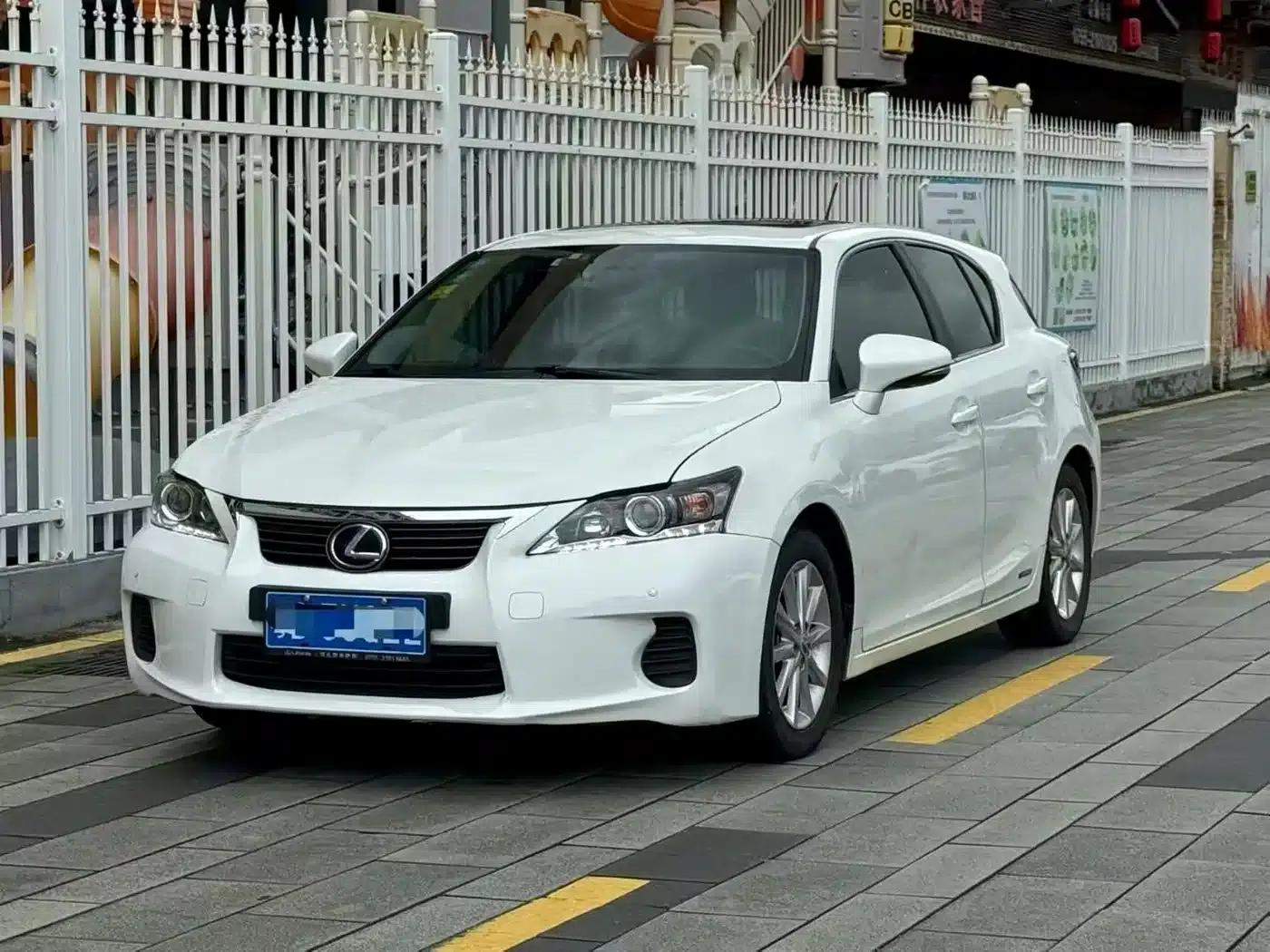 2013 Lexus CT 200h Comfort Edition — миниатюра 1