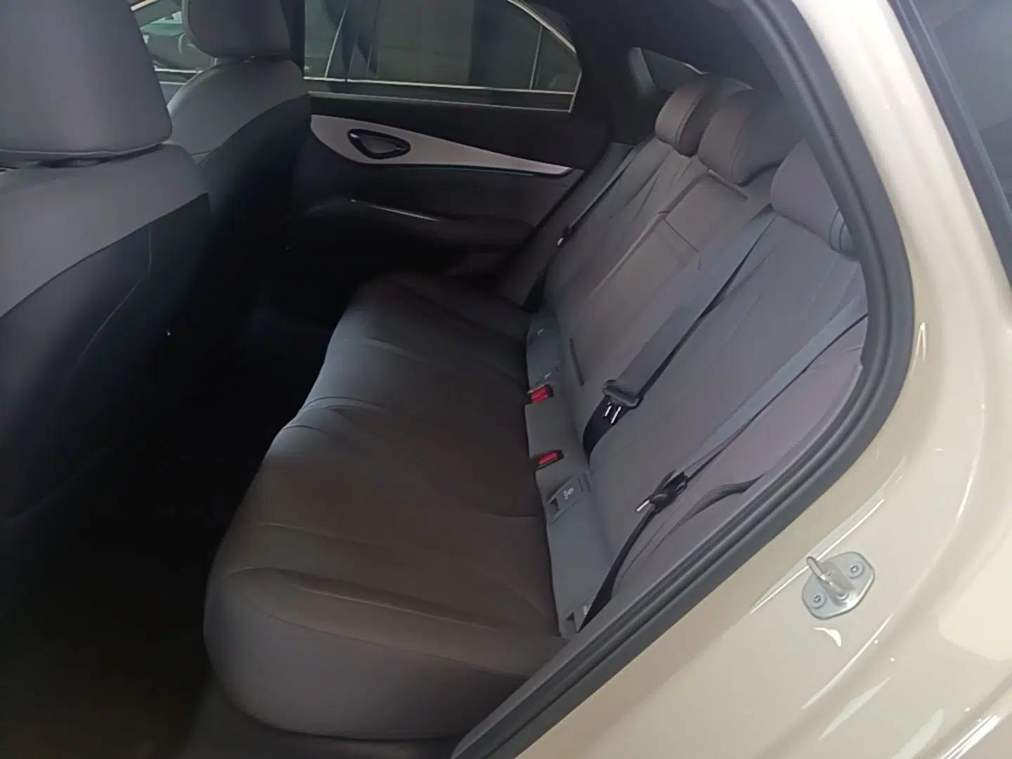 BYD Seal 07 DM-i 2026 DM-i 1.5T 230km Prestige Edition — миниатюра 27