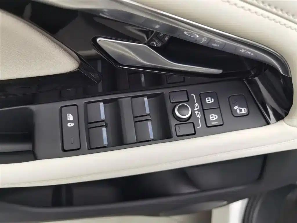 Range Rover Evoque PHEV 2021 Model P300e Luxury Edition — миниатюра 9
