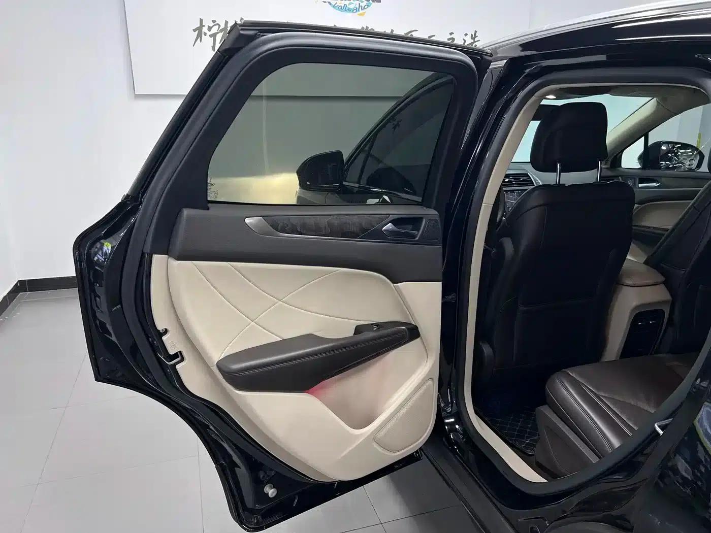 Lincoln MKC 2017 2.0T AWD Premium Edition — миниатюра 14