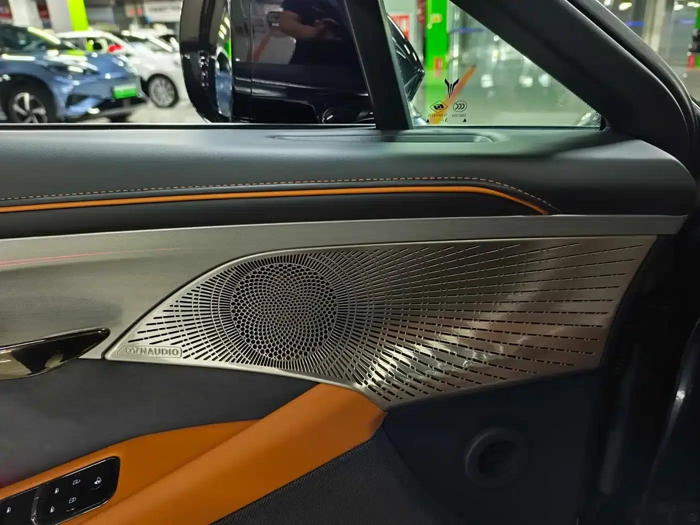 Voyah Chase Light 2024 PHEV AWD Extended Range Executive Edition — миниатюра 6