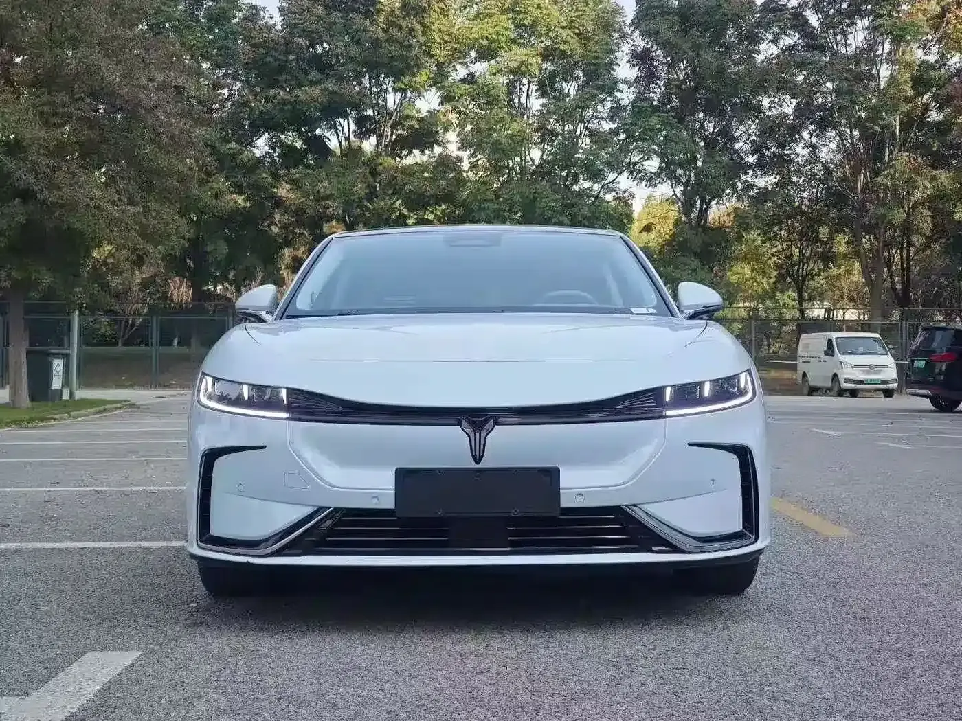 Voyah Chasing Light 2023 AWD Flagship Edition — миниатюра 2