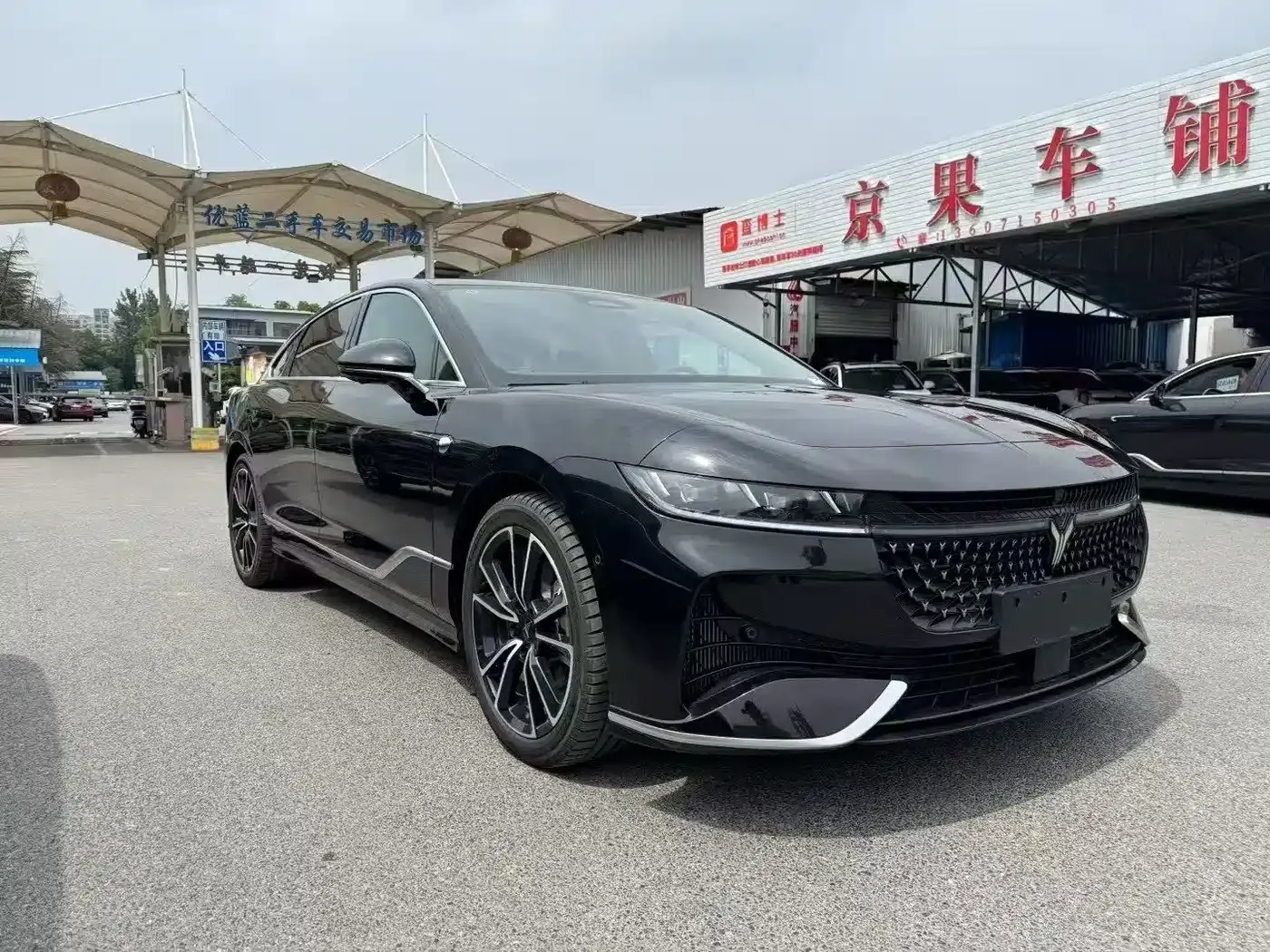 Voyah Chasing the Light 2024 PHEV AWD Long Range Flagship Edition — миниатюра 3
