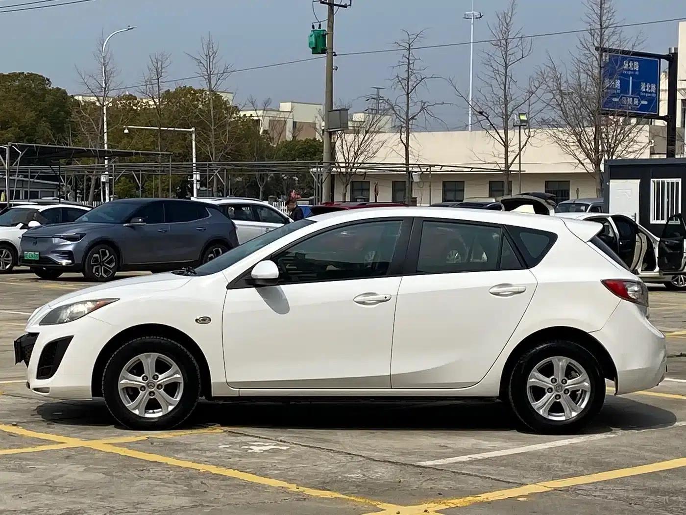 Mazda3 Axela 2012 Hatchback 1.6L Manual Comfort — миниатюра 4
