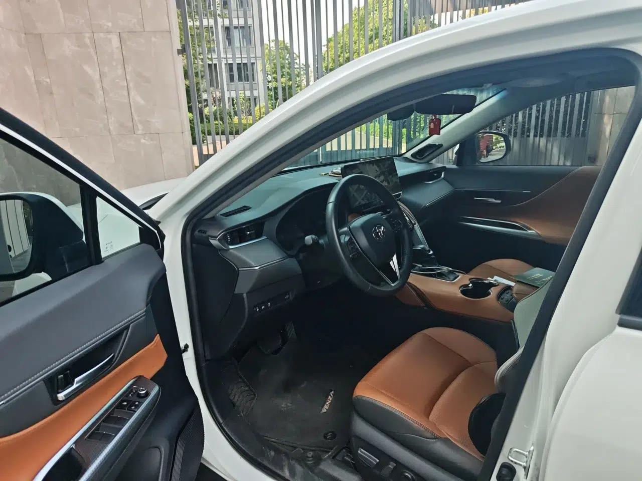 Toyota Venza 2022 Dual-Engine 2.5L CVT Two-Wheel Drive Prestige Edition — миниатюра 16
