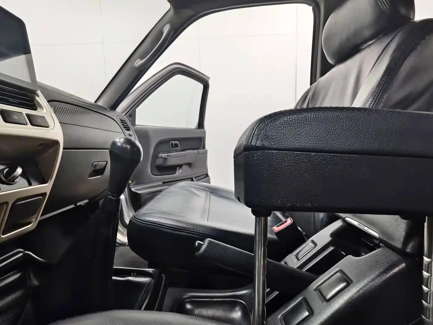 Nissan Paladin 2008 2.4L 2WD Standard Edition — миниатюра 11