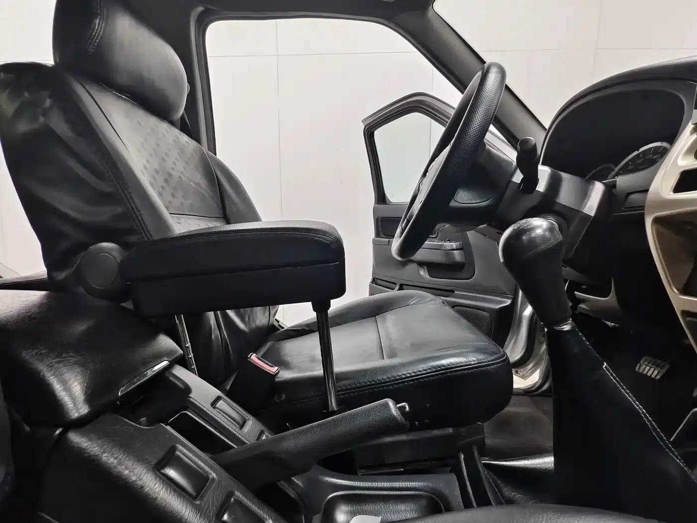 Nissan Paladin 2008 2.4L 2WD Standard Edition — миниатюра 14