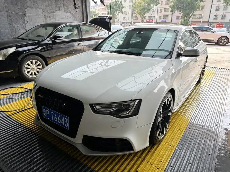 2010 Audi S5 3.0T Sportback — миниатюра 1