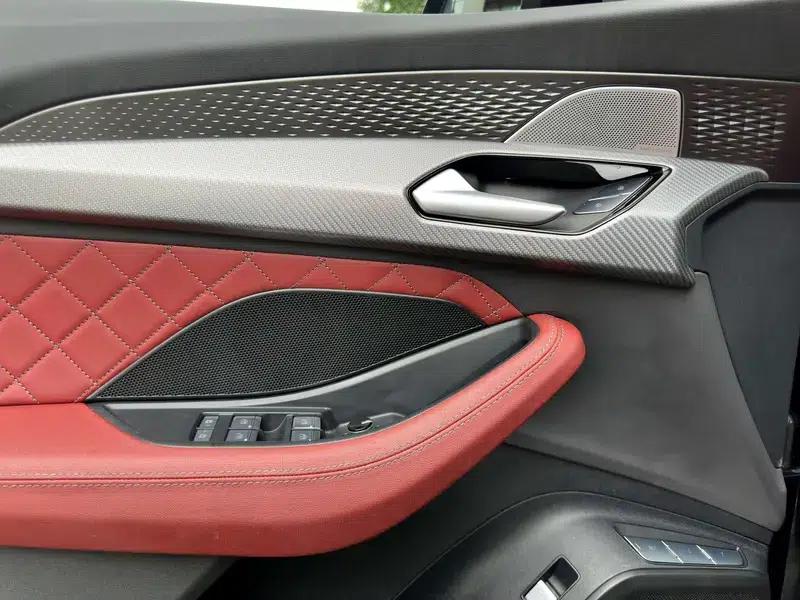Audi Q6 2024 45TFSI quattro Black Knight Edition Flying Rider Package 7-seater — миниатюра 11
