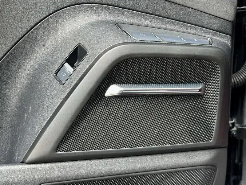 Audi Q6 2024 45TFSI quattro Black Knight Edition Flying Rider Package 7-seater — миниатюра 16