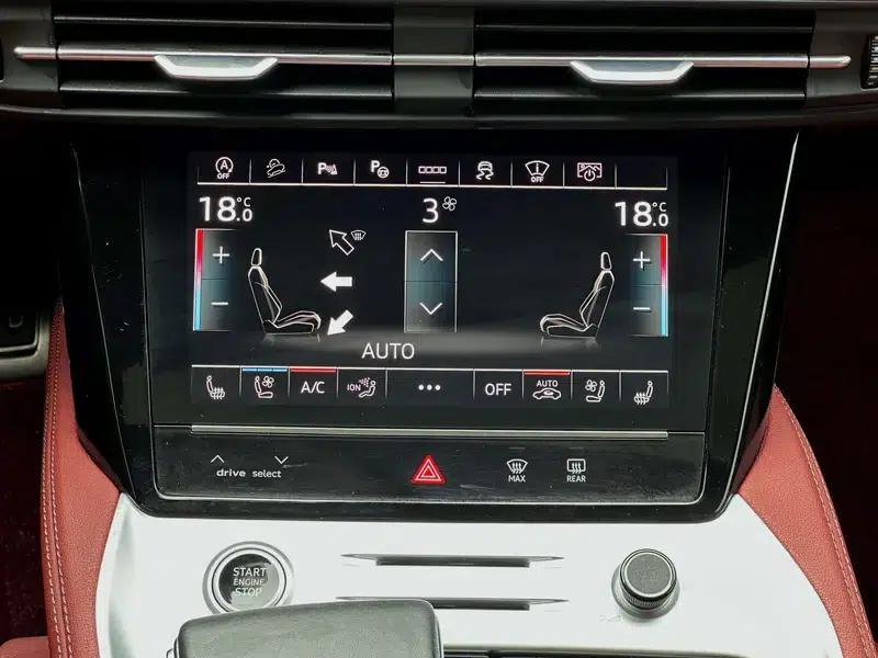 Audi Q6 2024 45TFSI quattro Black Knight Edition Flying Rider Package 7-seater — миниатюра 20