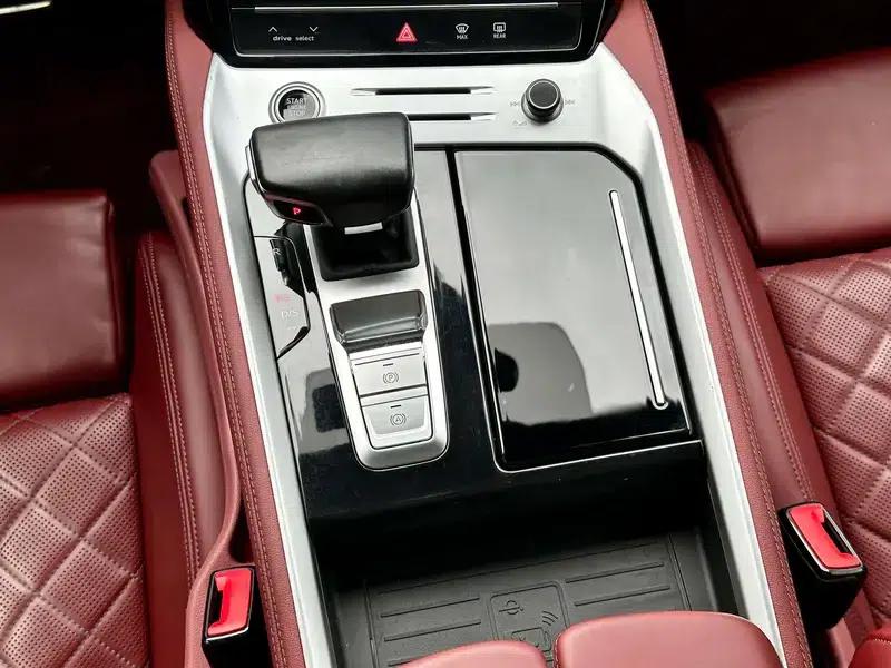 Audi Q6 2024 45TFSI quattro Black Knight Edition Flying Rider Package 7-seater — миниатюра 29