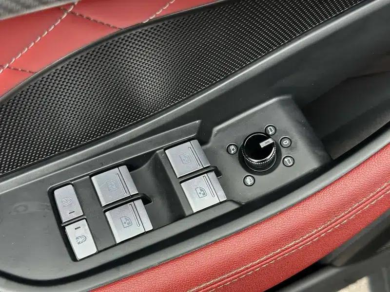 Audi Q6 2024 45TFSI quattro Black Knight Edition Flying Rider Package 7-seater — миниатюра 35
