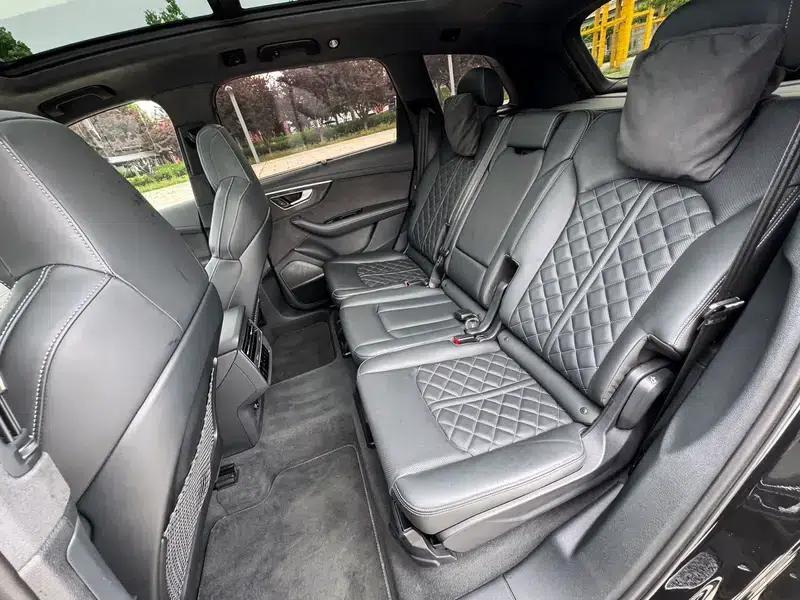 Audi SQ7 2024 4.0 TFSI Dark Knight Edition — миниатюра 17