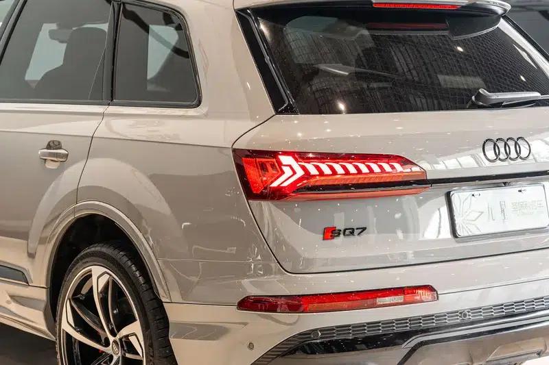 Audi SQ7 2024 4.0 TFSI Dark Knight Edition — миниатюра 12
