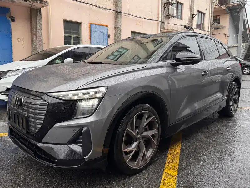 Audi Q5 e-tron 2022 Model 40 e-tron Star Edition - Fashion Set — миниатюра 1