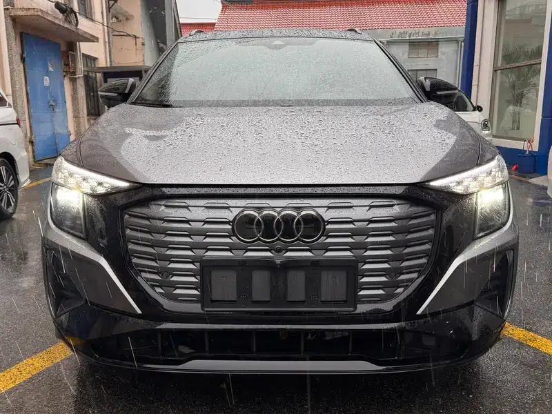 Audi Q5 e-tron 2022 Model 40 e-tron Star Edition - Fashion Set — миниатюра 2