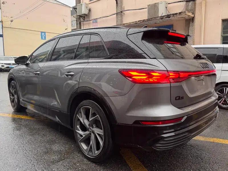 Audi Q5 e-tron 2022 Model 40 e-tron Star Edition - Fashion Set — миниатюра 4