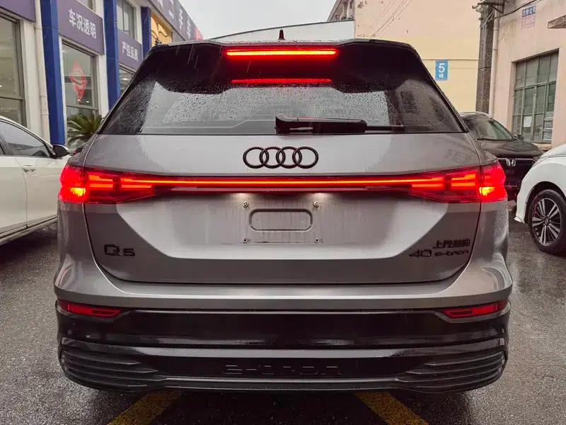 Audi Q5 e-tron 2022 Model 40 e-tron Star Edition - Fashion Set — миниатюра 5