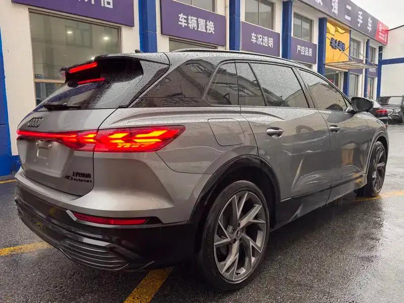 Audi Q5 e-tron 2022 Model 40 e-tron Star Edition - Fashion Set — миниатюра 6