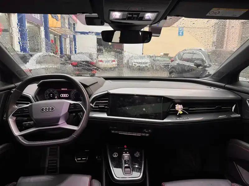 Audi Q5 e-tron 2022 Model 40 e-tron Star Edition - Fashion Set — миниатюра 7
